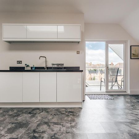 Private Two Bedroom Residence In Southbourne - Private Parking - Off The High Street - Minutes Away From The Beach Борнмут Экстерьер фото
