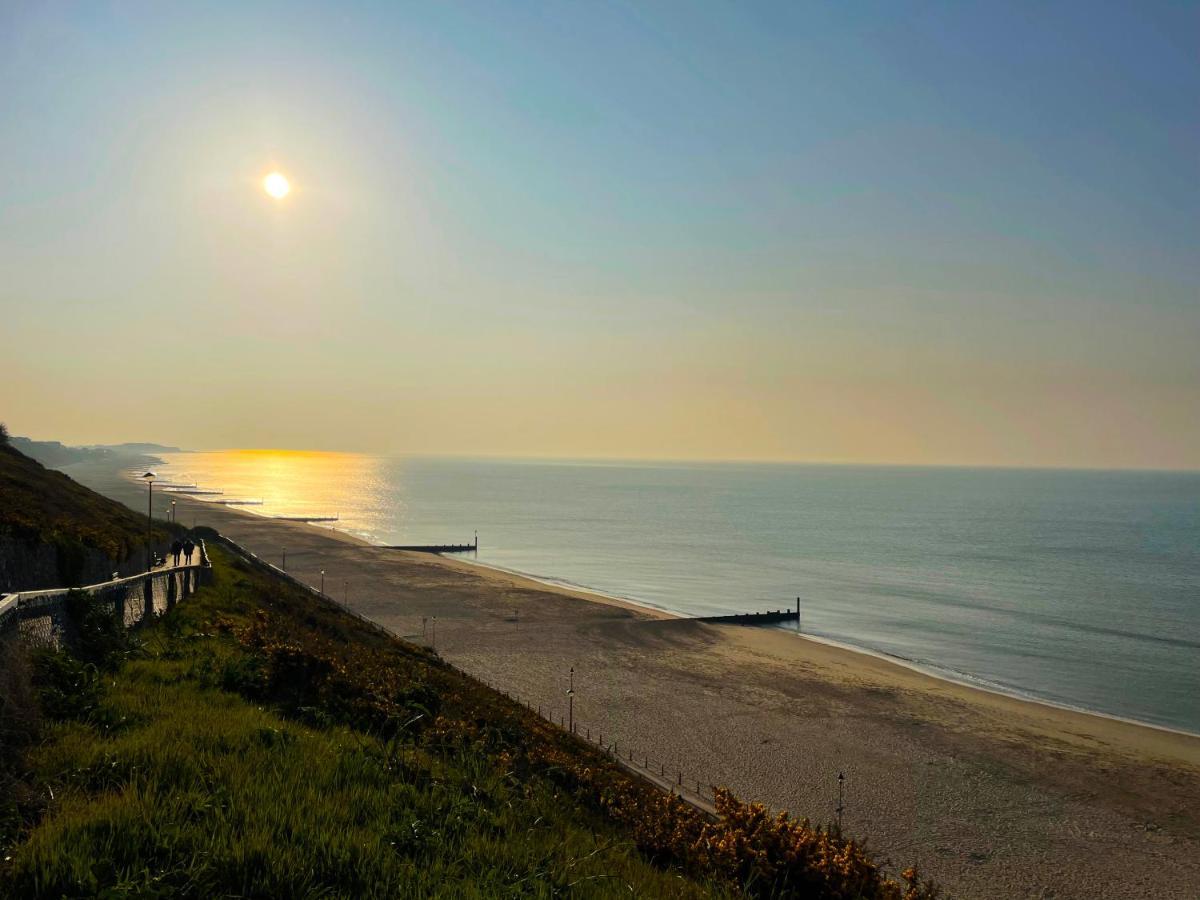 Private Two Bedroom Residence In Southbourne - Private Parking - Off The High Street - Minutes Away From The Beach Борнмут Экстерьер фото