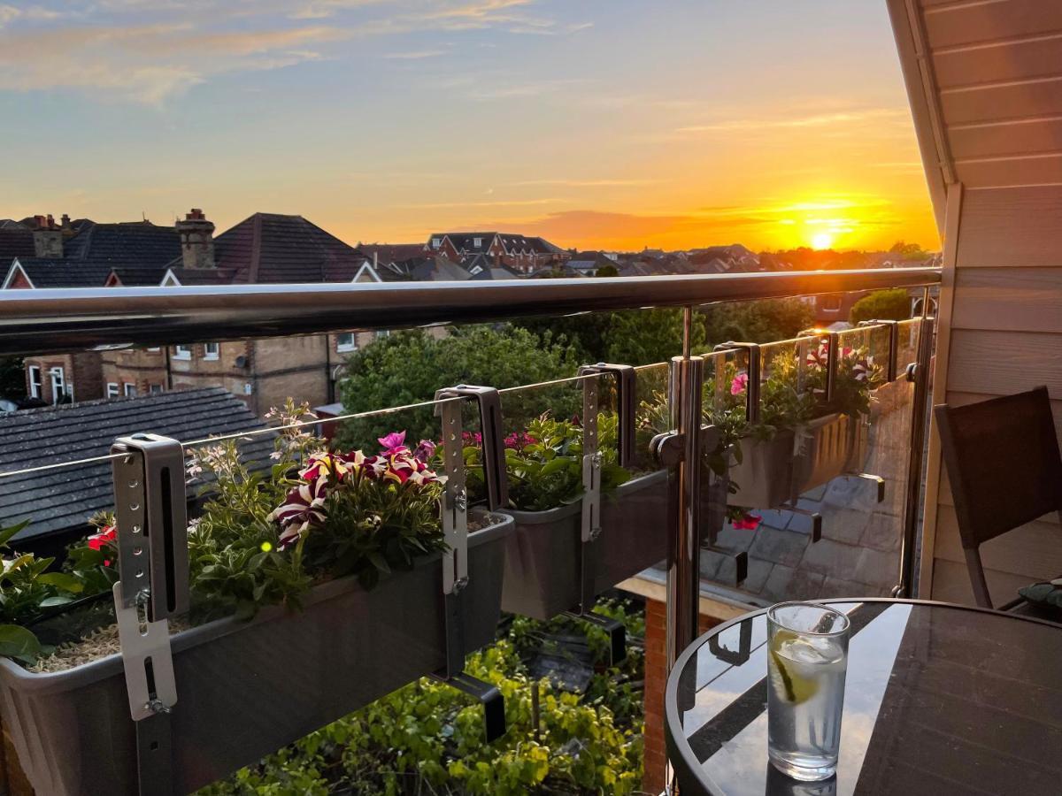 Private Two Bedroom Residence In Southbourne - Private Parking - Off The High Street - Minutes Away From The Beach Борнмут Экстерьер фото