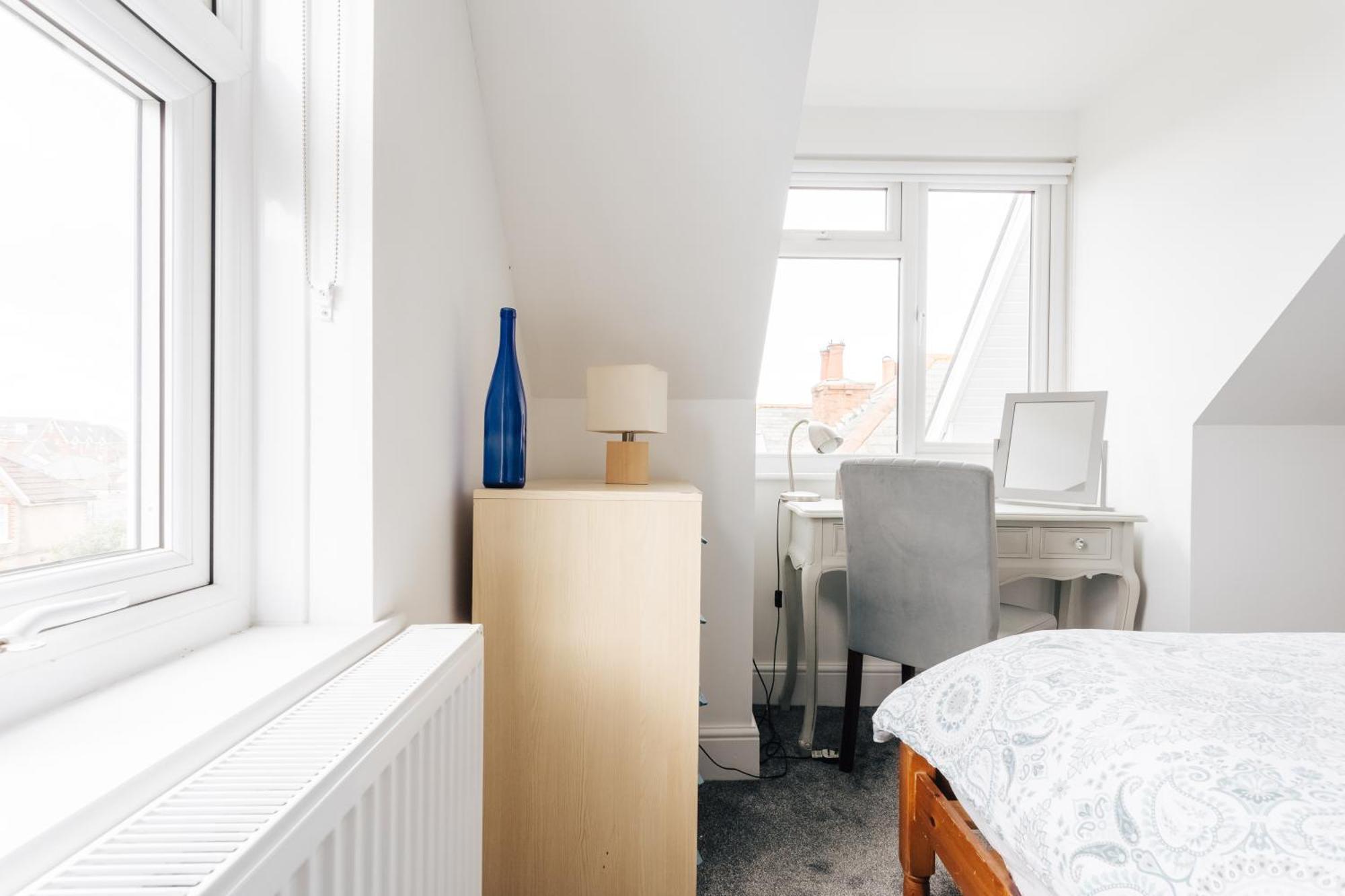 Private Two Bedroom Residence In Southbourne - Private Parking - Off The High Street - Minutes Away From The Beach Борнмут Экстерьер фото