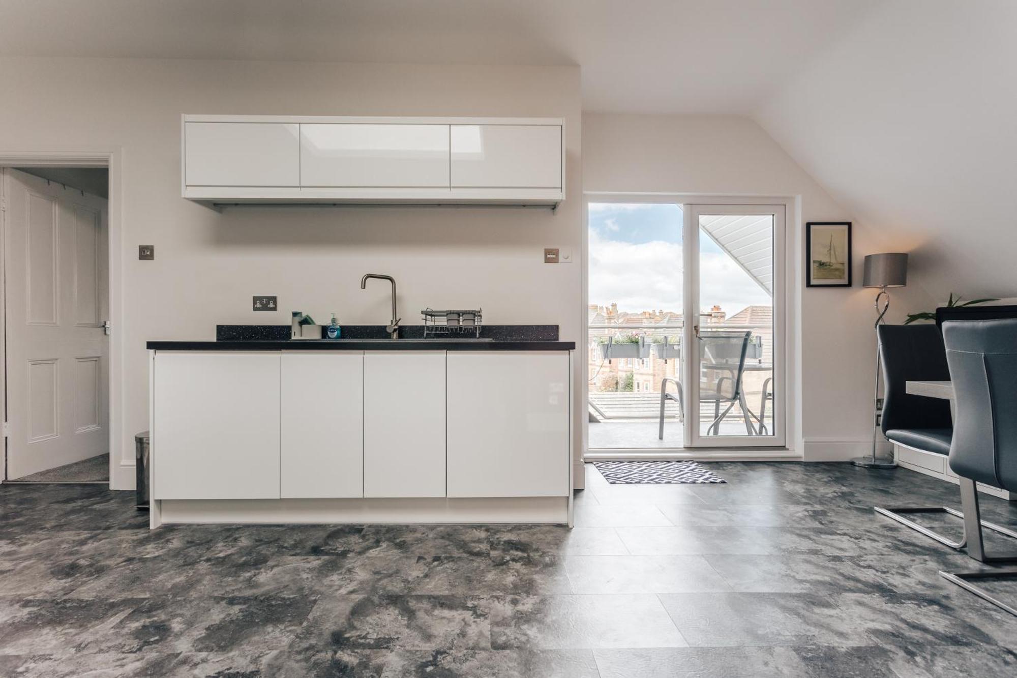 Private Two Bedroom Residence In Southbourne - Private Parking - Off The High Street - Minutes Away From The Beach Борнмут Экстерьер фото