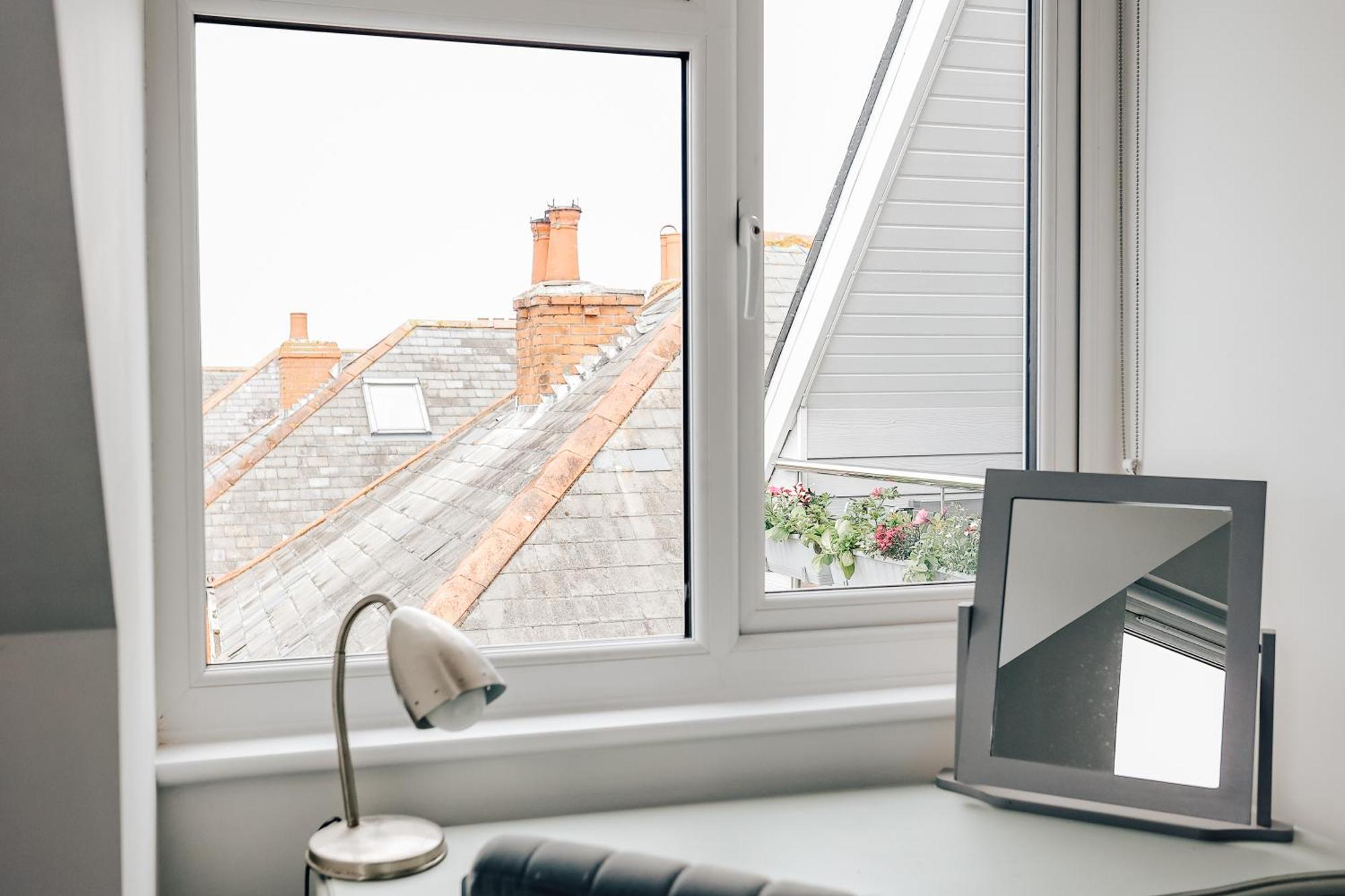 Private Two Bedroom Residence In Southbourne - Private Parking - Off The High Street - Minutes Away From The Beach Борнмут Экстерьер фото