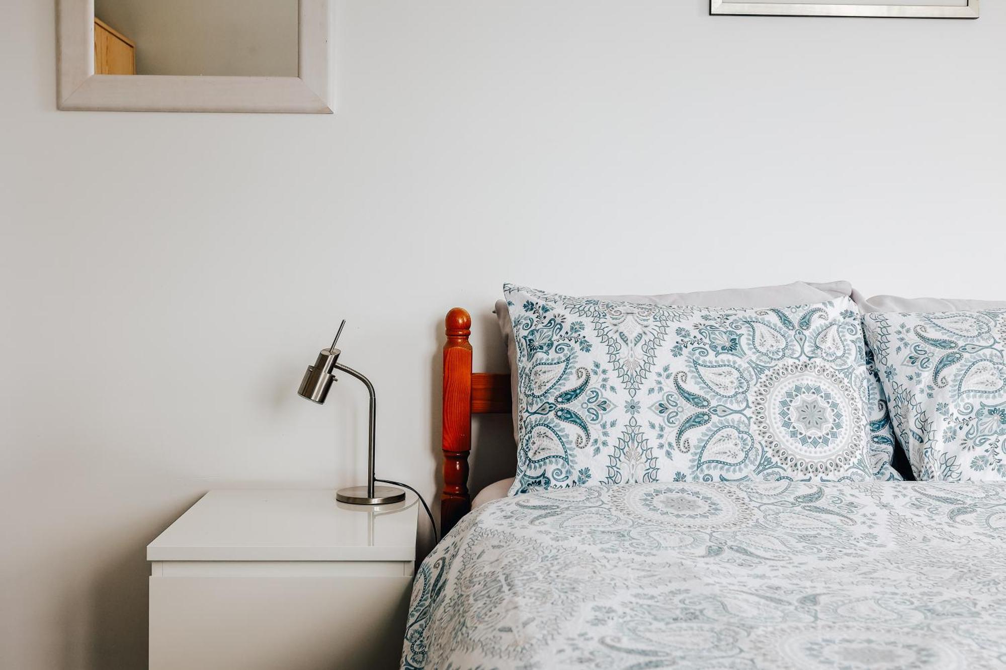 Private Two Bedroom Residence In Southbourne - Private Parking - Off The High Street - Minutes Away From The Beach Борнмут Экстерьер фото