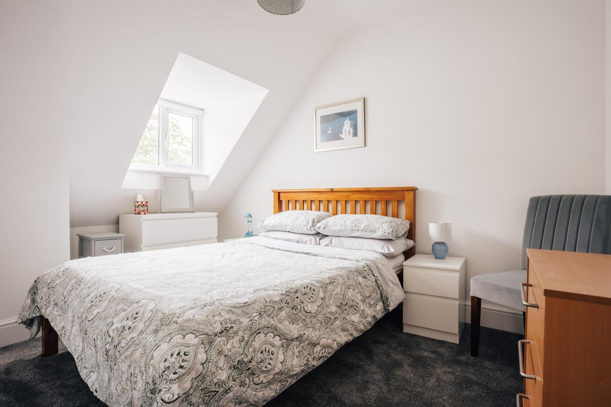 Private Two Bedroom Residence In Southbourne - Private Parking - Off The High Street - Minutes Away From The Beach Борнмут Экстерьер фото