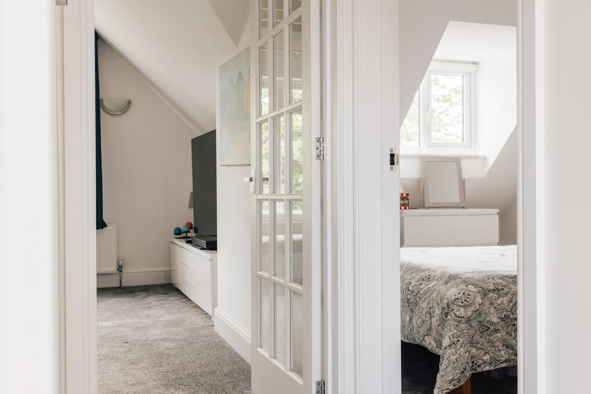Private Two Bedroom Residence In Southbourne - Private Parking - Off The High Street - Minutes Away From The Beach Борнмут Экстерьер фото